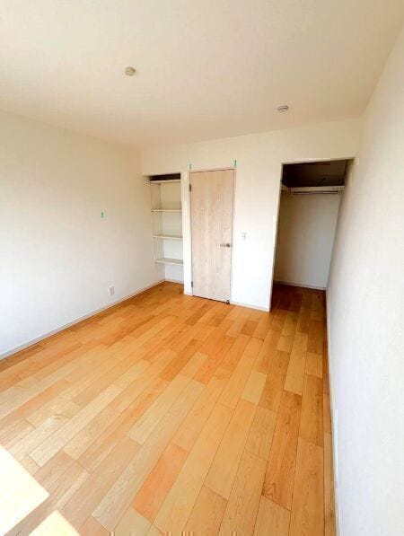 ウォークインクロゼットが有る洋室◎バルコニーに面した洋室は、たっぷりの陽光が差し込む明るい空間。心地よい風を感じながら、快適にお過ごしいただけます◎