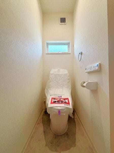 窓のあるトイレで、柔らかい明かりが入ってきます。自然換気が出来るのも嬉しいですよね◎