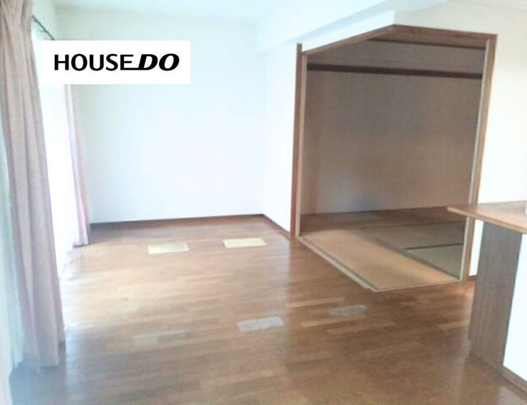 家族が自然と集まる、明るく開放感のあるリビング。隣接空間と合わせて広々使えます。