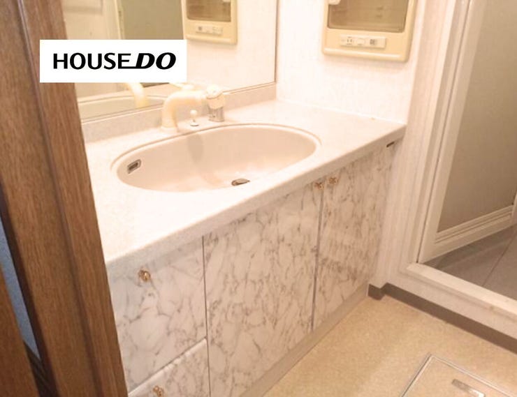 収納付きの洗面化粧台で、朝の身支度もスムーズ。すっきり使いやすい洗面スペースです。