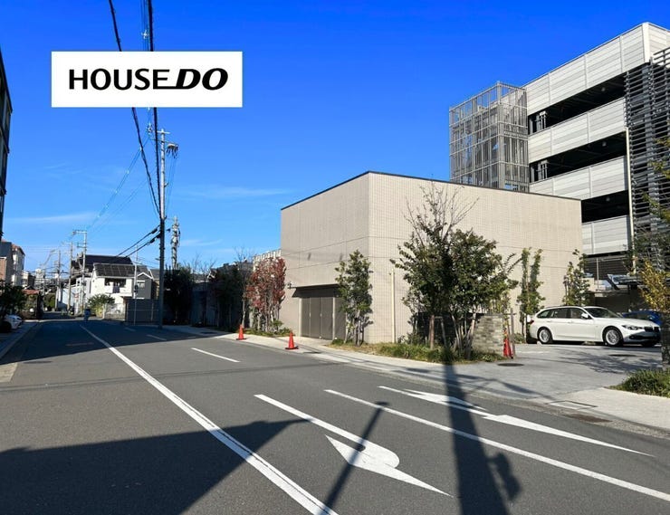 前道も広く運転しやすい!目の前はコンビニが有るので、ちょっとしたお買い物に便利◎