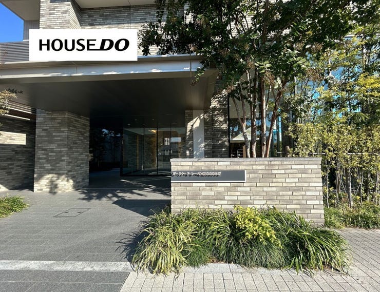 緑が映える外観デザインで、落ち着きと上質感を演出。