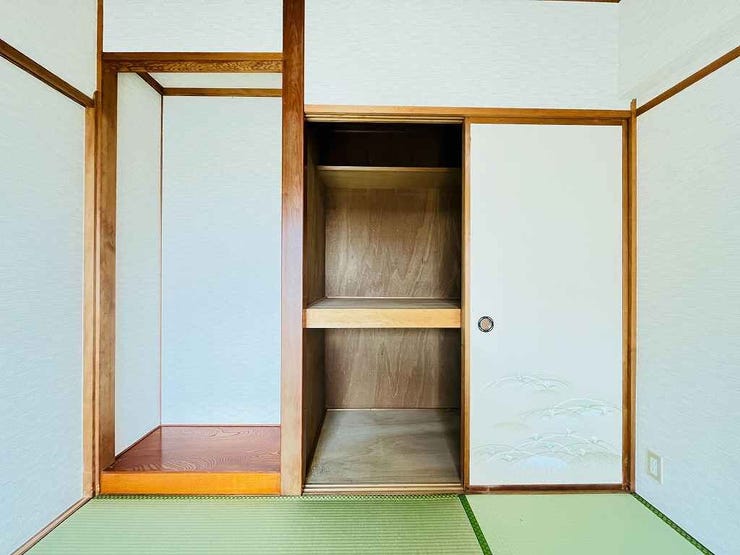 【Storage】
和室収納です。来客用の寝具やコタツや扇風機もどんどんしまえます。