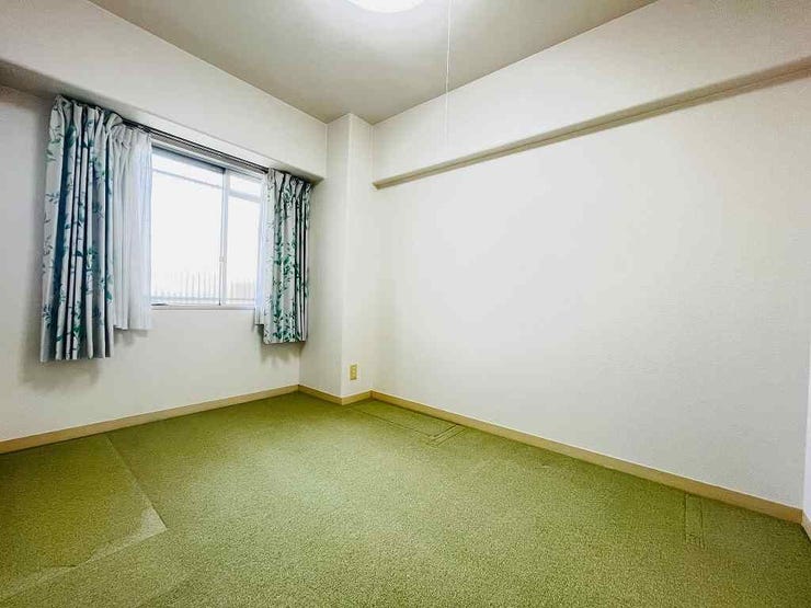 【private room】
東側の洋室です。
窓からの採光があるので明るいお部屋です。クローゼットも完備です。