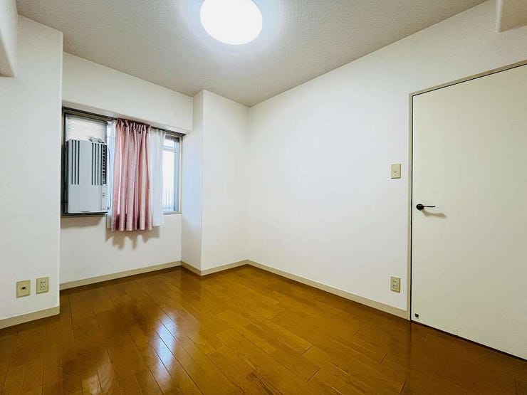 【private room】
西側の洋室です。
収納付きでお部屋をスッキリ保てます。