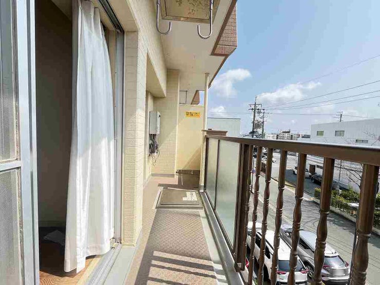 【balcony】
南面バルコニーです。
幅広なので毎日のお洗濯も楽々です♪