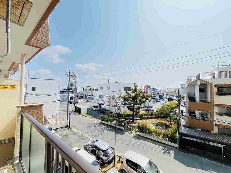 【View】
眺望です。南面が道路で視界を遮る建物がないので開放的ですね。