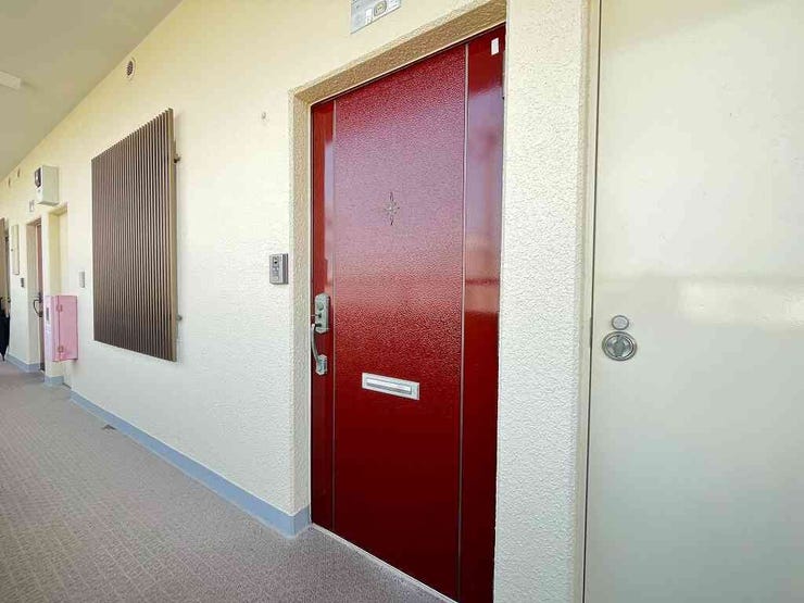 【hallway】
通路部分です。
ゆったりとしているので、他の居住者の方とすれ違う際も安心ですね。