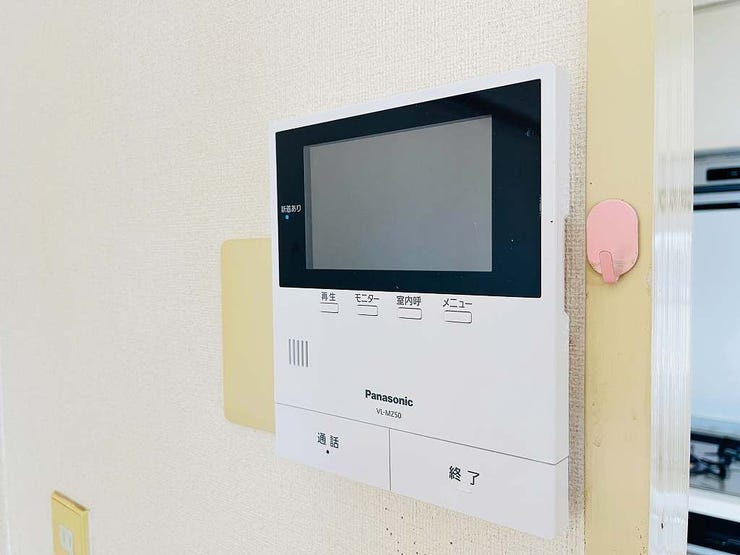 【TV monitor phone】
モニター付きインターホンです。来訪者の確認ができるので、お子様の留守番の際も安心です。