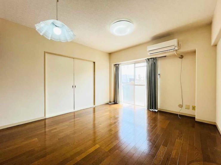 【living room】
日当たりのよい温かい雰囲気の広々LDKスペースです♪
ご家族との団欒をこちらでゆったりとお過ごしください♪