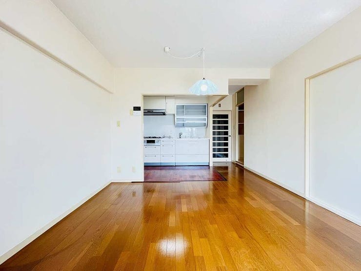 【dining room】
隣り合う和室を開放すれば、ひときわ広々とした空間になるリビングダイニング。