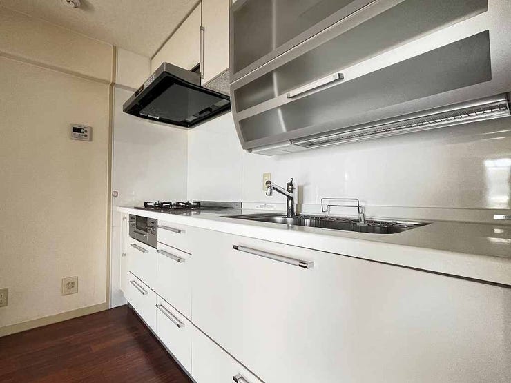 【kitchen】
ホワイトで統一されたシンプルなデザインのシステムキッチンです。収納充実です!