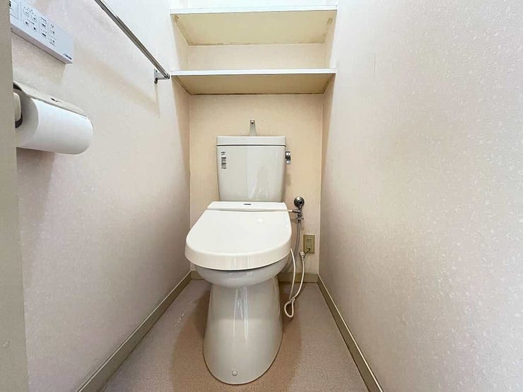 【toilet】
ウォシュレット機能付きトイレです♪
タオルリングやペーパーホルダーも完備です♪収納棚もうれしいですね。