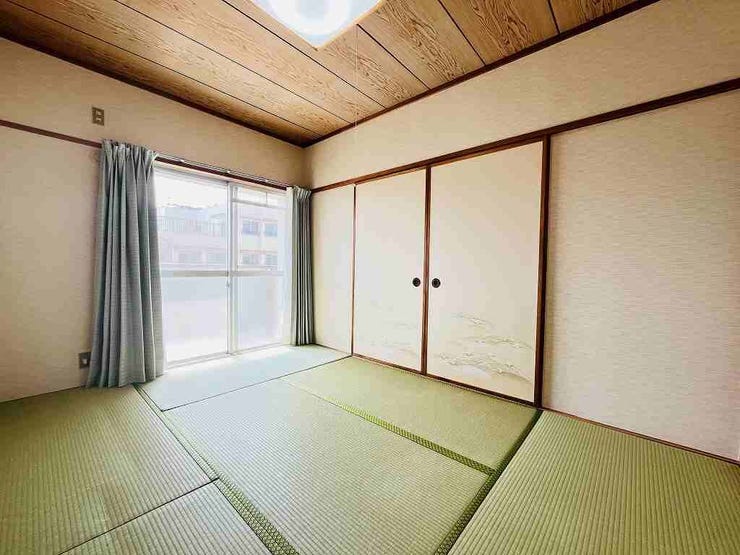 【japanese-style room】
バルコニーに面した明るい和室です。お子様の遊び場やお昼寝、来客用の寝室にと多様な用途で使えますね。
