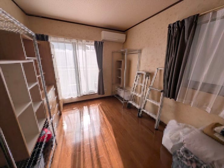 バルコニーに面した明るい洋室