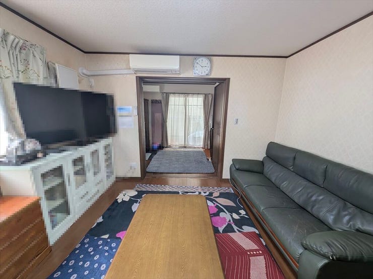 ワイドな開口部から光を招き、明るく開放的なリビング