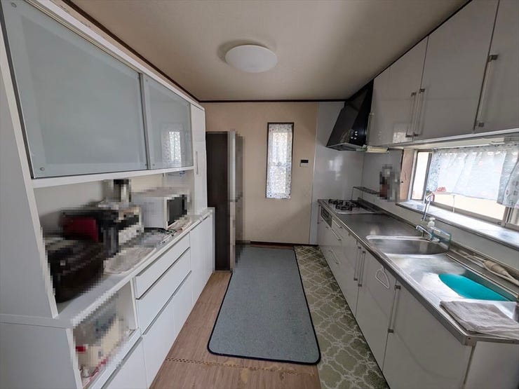 窓からたっぷりと陽光が入り、明るい空間を実現。