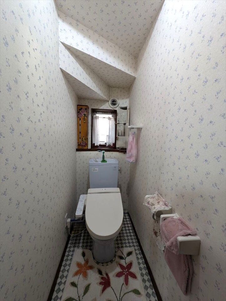 トイレには快適な温水洗浄便座付