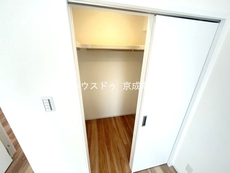 人気のウォークインクローゼットが備え付けられております♪収納が広々としているとインテリアや家具のレイアウトにもこだわることができますね。全居室収納付きで機能性にも優れた住宅です☆