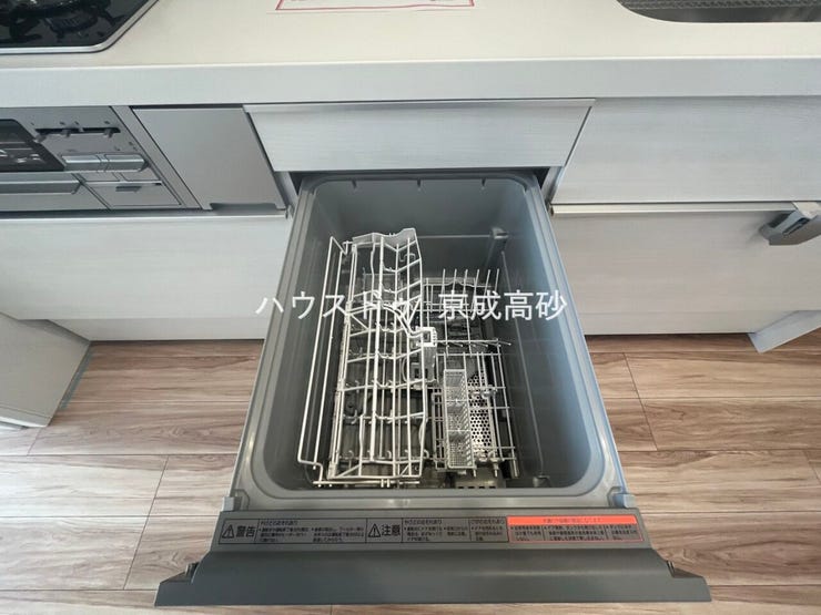 家事の時短に効果大の食洗器付き。高温でパワフルに洗い、温風乾燥します。手洗いよりも節水・節約が可能です。一度使うと手放せないですよ!