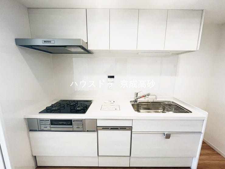 壁付け式で収納スペースを確保でき、作業スペースが広く、複数人でお料理が楽しめますね。