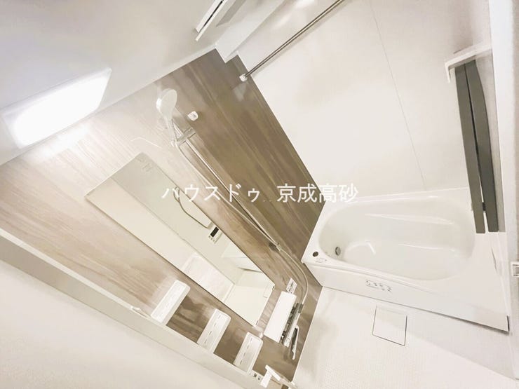 広い浴槽で足を伸ばせば1日の疲れも癒されます。落ち着いた雰囲気で、毎日のバスタイムが楽しみになりそうです。