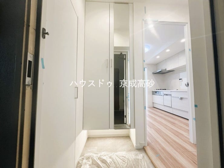 物入が玄関にあり、靴以外の収納も沢山できます。いつでも玄関をスッキリと片付けられ、身支度を簡単に済ませるにも最適です。