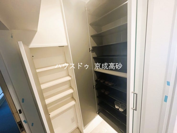 物入が玄関にあり、靴以外の収納も沢山できます。いつでも玄関をスッキリと片付けられ、身支度を簡単に済ませるにも最適です。