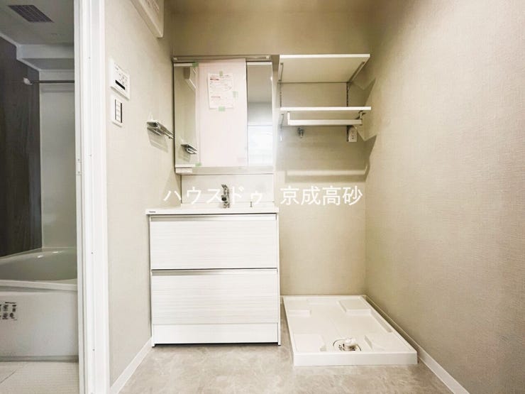 十分な大きさの洗面台は収納もさる事ながら、身だしなみチェックや歯磨きなど、朝の慌ただしい時間でもゆとりあるスペースで余裕を感じていただけます。