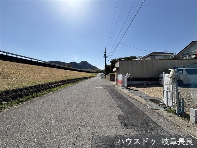 ≪南側西向き≫幅員約6mの前面道路です。道路幅にゆとりがあるので、車種を選びません。