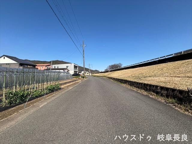 ≪南側東向き≫幅員約6mの前面道路です。車が余裕を持ってすれ違うことが出来る道幅です。