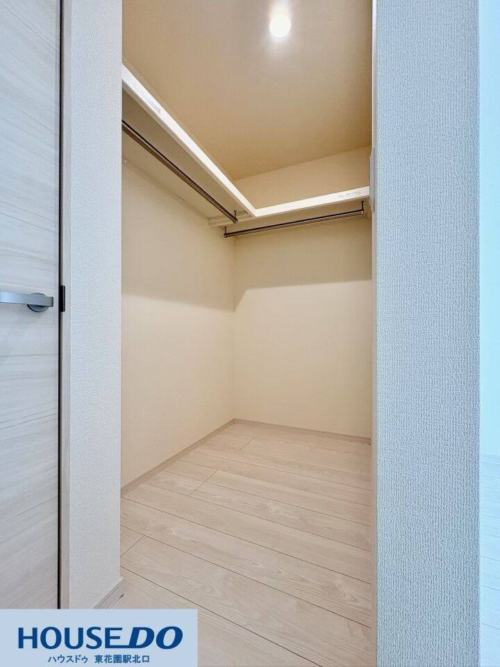 ハンガーパイプと棚が設置された便利なウォークインクローゼット☆衣類を掛けたまま収納できるので、毎朝の服選びもスムーズになります。足元までしっかりスペースがあり、季節物や大きな荷物もまとめて収まります!