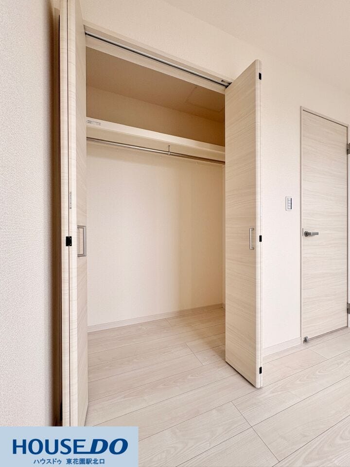 クローゼットの扉を開けると、奥行きのある広々とした収納スペースが広がります!上段の棚には普段使わないバッグや寝具、パイプにはお気に入りの洋服を。限られたスペースを有効活用して、室内を広々と使えます☆
