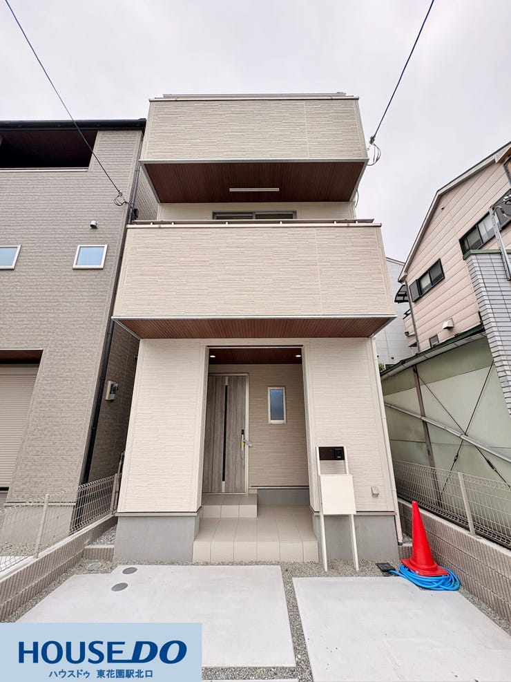 ベージュを基調とした落ち着いた外観に、木目調のアクセントが映えるモダンな住まいです!玄関まわりは奥行きがあり、雨の日でも濡れずに鍵を開けられますね♪カースペースも完備されており、毎日の外出も快適です☆