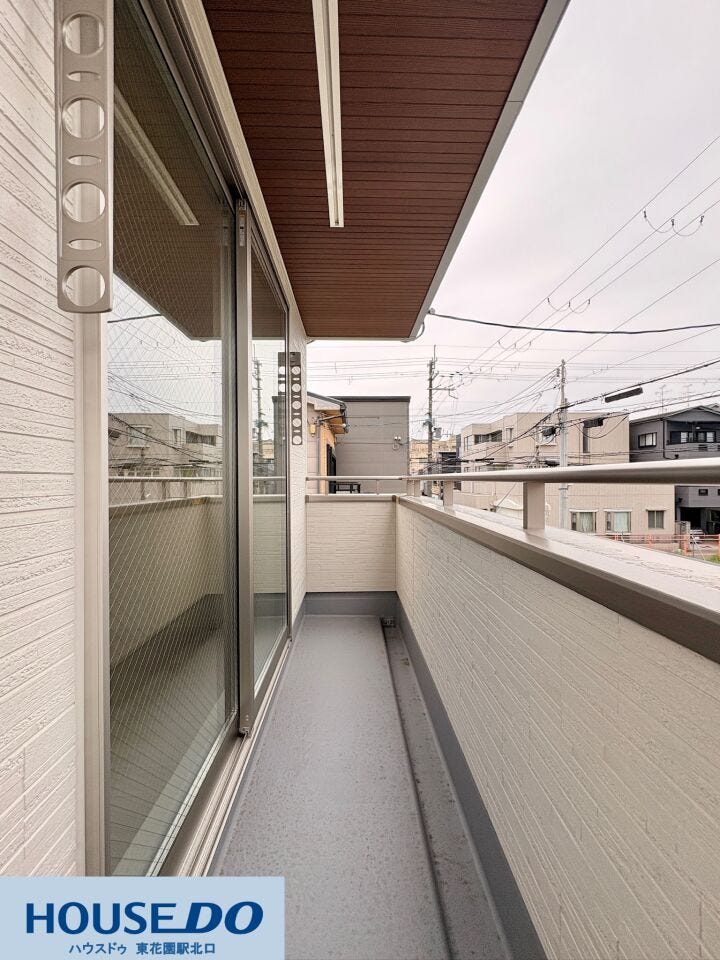 空を身近に感じられる、ゆとりある広さのバルコニーです!洗濯物を干すのに十分なスペースが確保されており、毎日のお洗濯も捗りそうですね♪外壁の落ち着いた質感と木目調の軒天が、上品な外観を演出しています☆