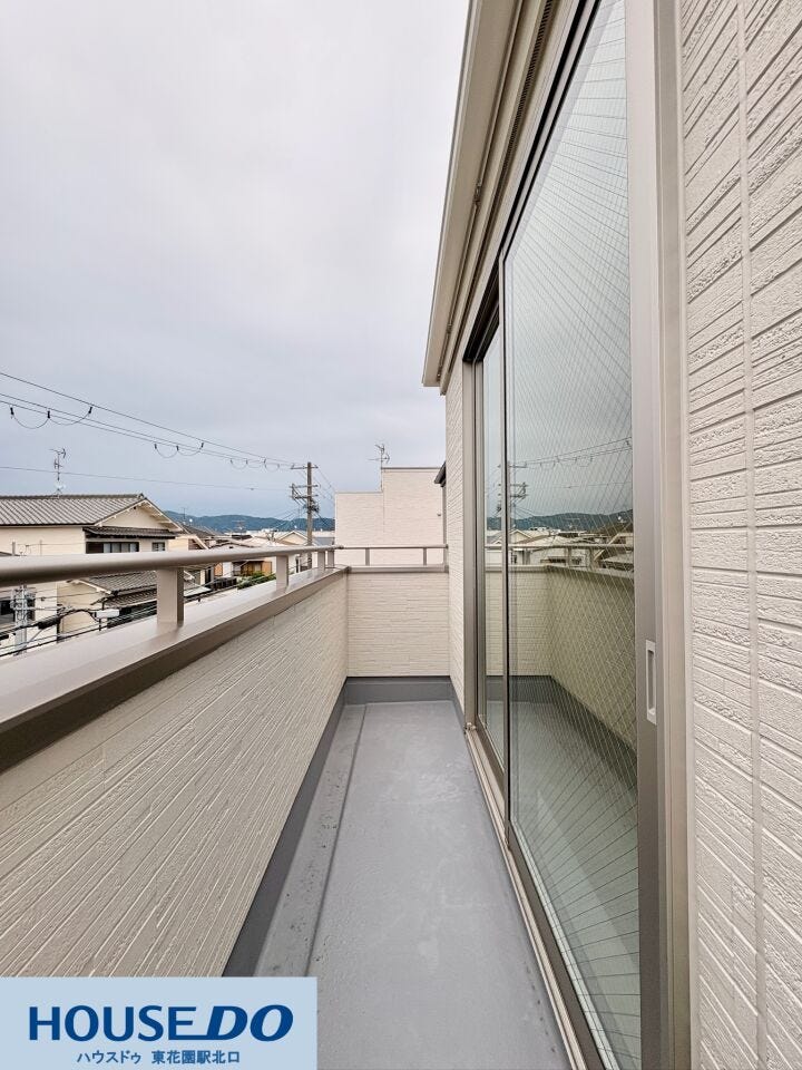 周囲に高い建物が少なく、遠くの山々まで見渡せる開放的な眺望が魅力です!心地よい風を感じながら、ほっと一息つける場所になりそうですね♪毎日の洗濯物も、この広さと日当たりなら気持ちよく乾かせそうです☆
