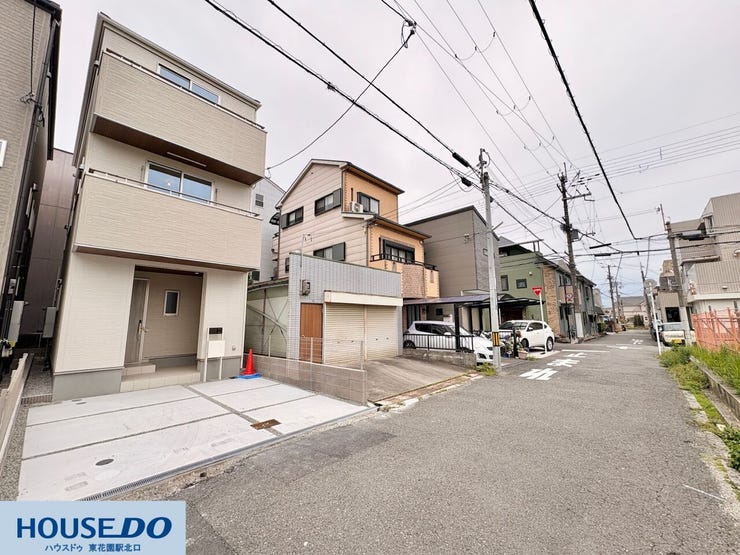 前面道路は視界が開けており、お車の出し入れも落ち着いて行える広さがあります!周辺は住宅が立ち並ぶ穏やかな環境で、静かな暮らしが期待できそうですね♪近隣との間隔も確保されており、圧迫感のない立地です☆