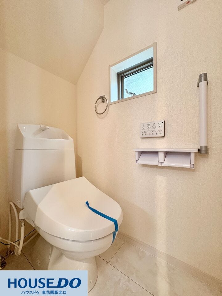 手洗い付きの機能的な温水洗浄便座トイレです!窓からの自然光で明るく、手すりも設置されているため、どなたでも安心してお使いいただけます。予備のペーパーを置けるホルダーなど、細かな配慮が嬉しいですね☆