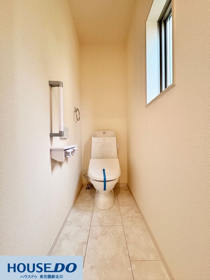 奥行きがあり、圧迫感を感じさせない設計のトイレ空間!お掃除がしやすい床材を採用しており、日々のメンテナンスも楽々です。小窓による換気もバッチリで、いつでも清々しい空気の中でリラックスできます♪