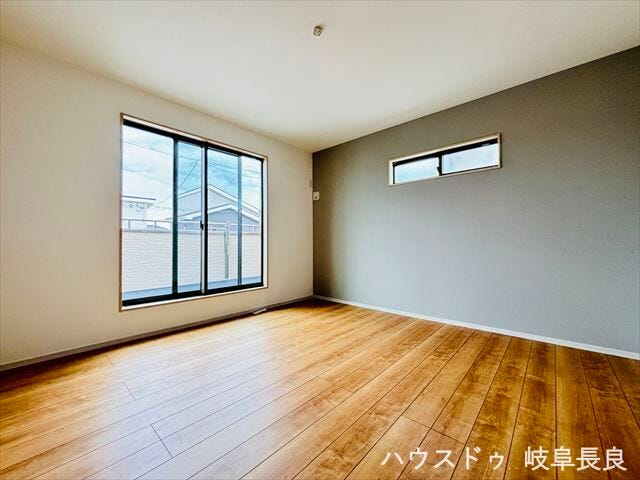 ≪2F南西側≫おしゃれなデザイン壁を採用した洋室は、シンプルながらも個性を感じられる魅力的な住空間です。