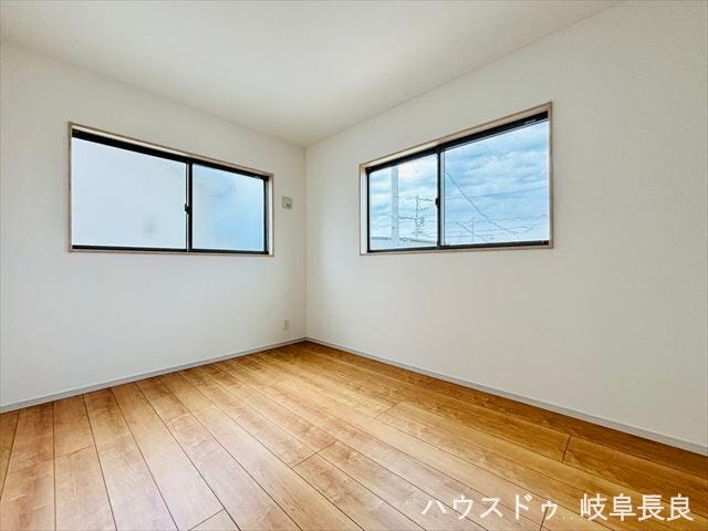 ≪2F南東側≫南側に面した洋室は、陽当たりと風通しの良さが魅力。毎日を快適に過ごせる居心地の良いお部屋です。