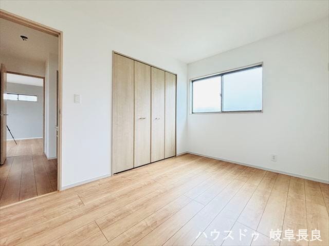 ≪2F北東側≫シンプルで落ち着きのある北側洋室。家具のレイアウトもしやすく、自分らしい空間づくりを楽しめます。