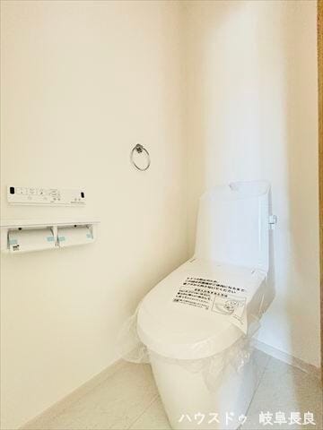 ≪2F≫シンプルで飽きのこないデザインのトイレ。どなたでも使いやすく、快適な住まいづくりに配慮されています。