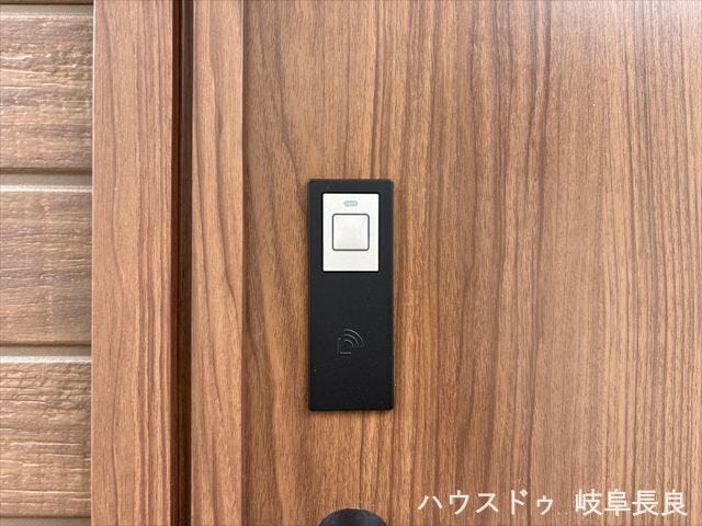 ≪スマートロック≫スマートキー付きで、鍵の出し入れの手間を軽減。忙しい毎日を快適にサポートする便利な設備です。