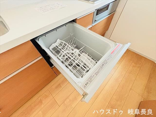 ≪食器洗浄乾燥機≫面倒な食器洗いをサポートする食器洗浄乾燥機付き。家族との時間を大切にできる便利な設備です。