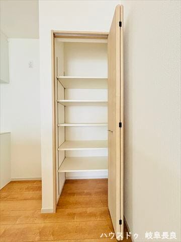 ≪キッチン横≫キッチン横収納を備えた機能的な間取り。必要なものをすぐ取り出せるため、調理や片付けもスムーズに行えます。