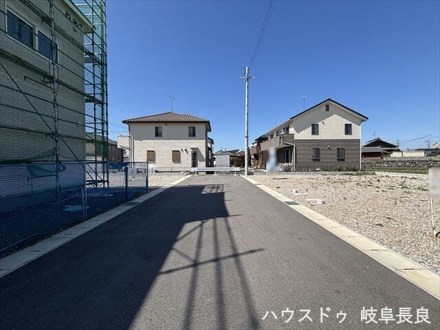 ≪南側西向き≫幅員約6mの前面道路です。道路幅にゆとりがあるので、車種を選びません。