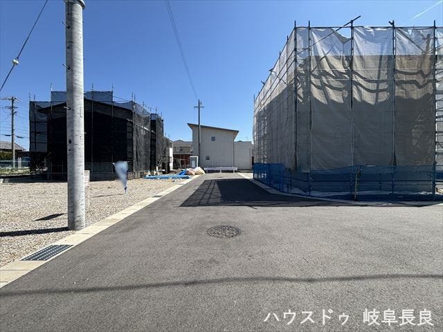 ≪南側東向き≫道路幅が広いので、向かいの住宅とも距離があるため日当たりも確保しやすいです。