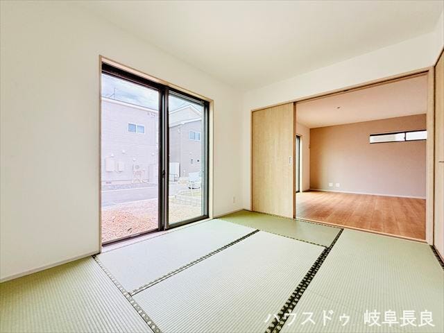 リビング・廊下の両方から出入りできる便利な和室。家族団らんや来客対応など、多彩なシーンで活躍します。