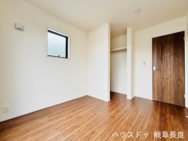 ≪5帖南西側≫南側に面した洋室は、陽当たりと風通しの良さが魅力。毎日を快適に過ごせる居心地の良いお部屋です。